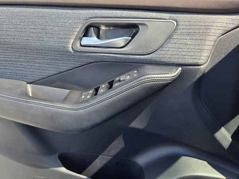 Used 2023 Nissan Rogue SV image 19