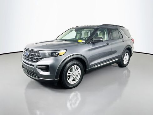Used 2023 Ford Explorer XLT image 3