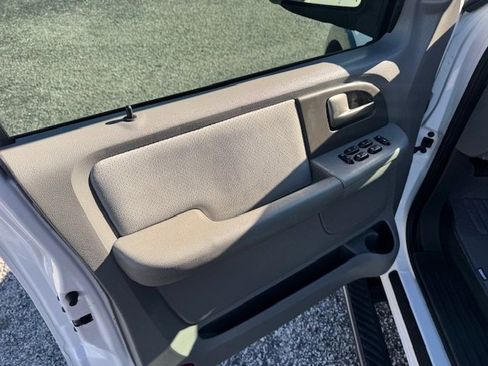 Used 2004 Ford Expedition XLT image 12