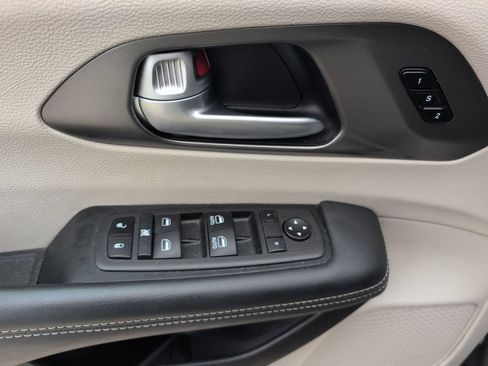 Used 2024 Chrysler Pacifica Touring-L FWD image 13