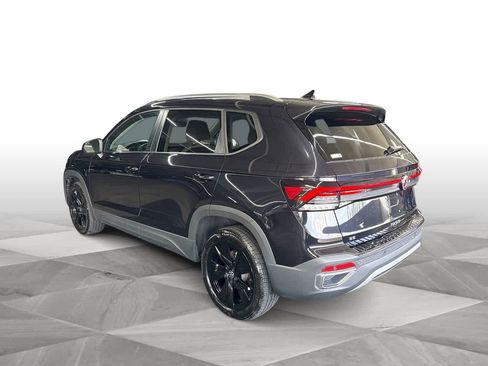 Used 2025 Volkswagen Taos SE w/ Panoramic Sunroof Package FWD image 6