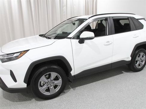 Used 2022 Toyota RAV4 XLE image 3