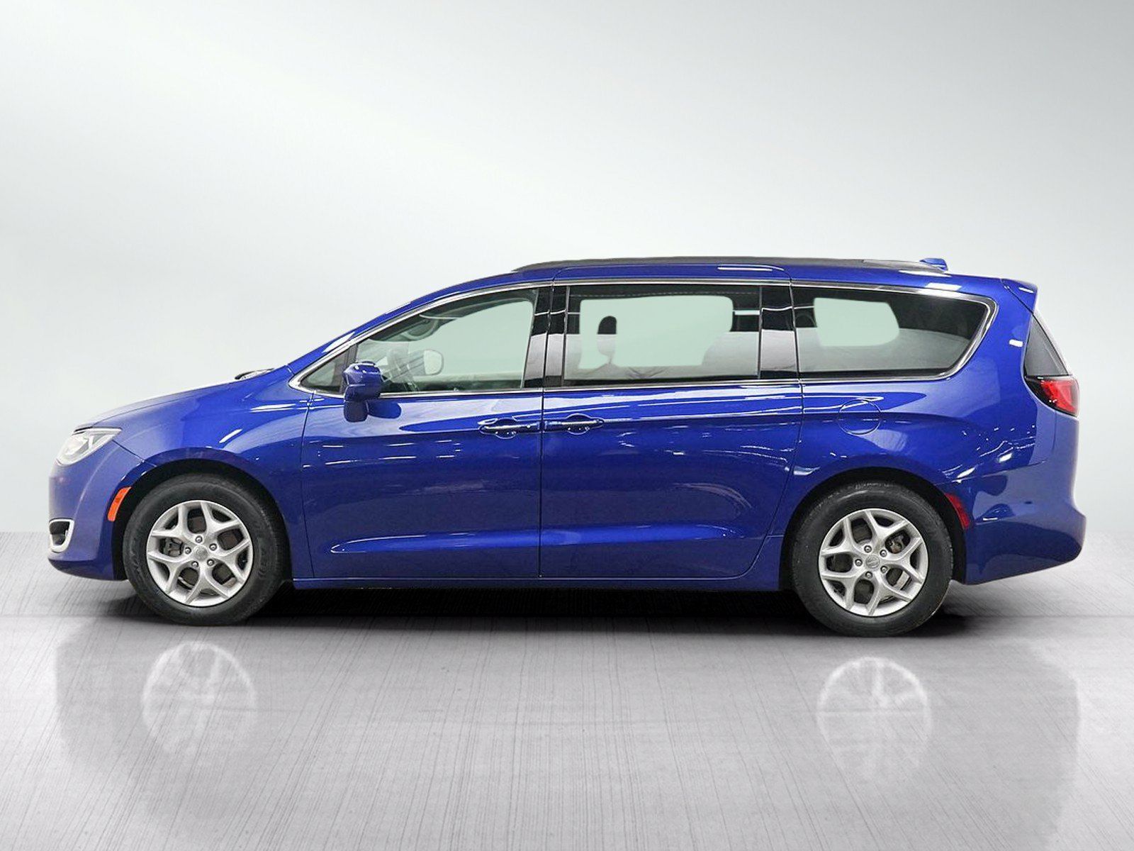 Used 2018 Chrysler Pacifica Touring Plus w/ Tire & Wheel Group FWD image 2