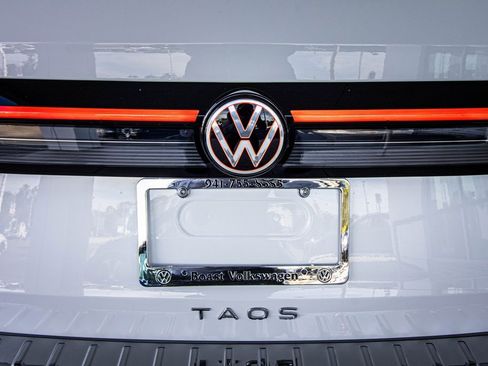 New 2026 Volkswagen Taos SE image 15