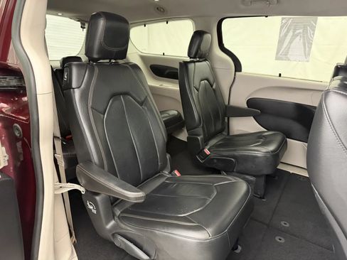 Used 2017 Chrysler Pacifica Touring-L FWD image 23