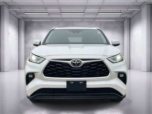 Used 2023 Toyota Highlander XLE image 9