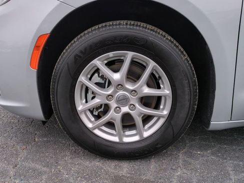 Used 2024 Chrysler Pacifica Touring-L image 10