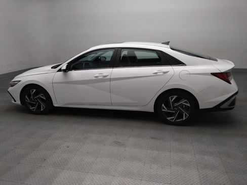 Used 2025 Hyundai Elantra Limited FWD image 3