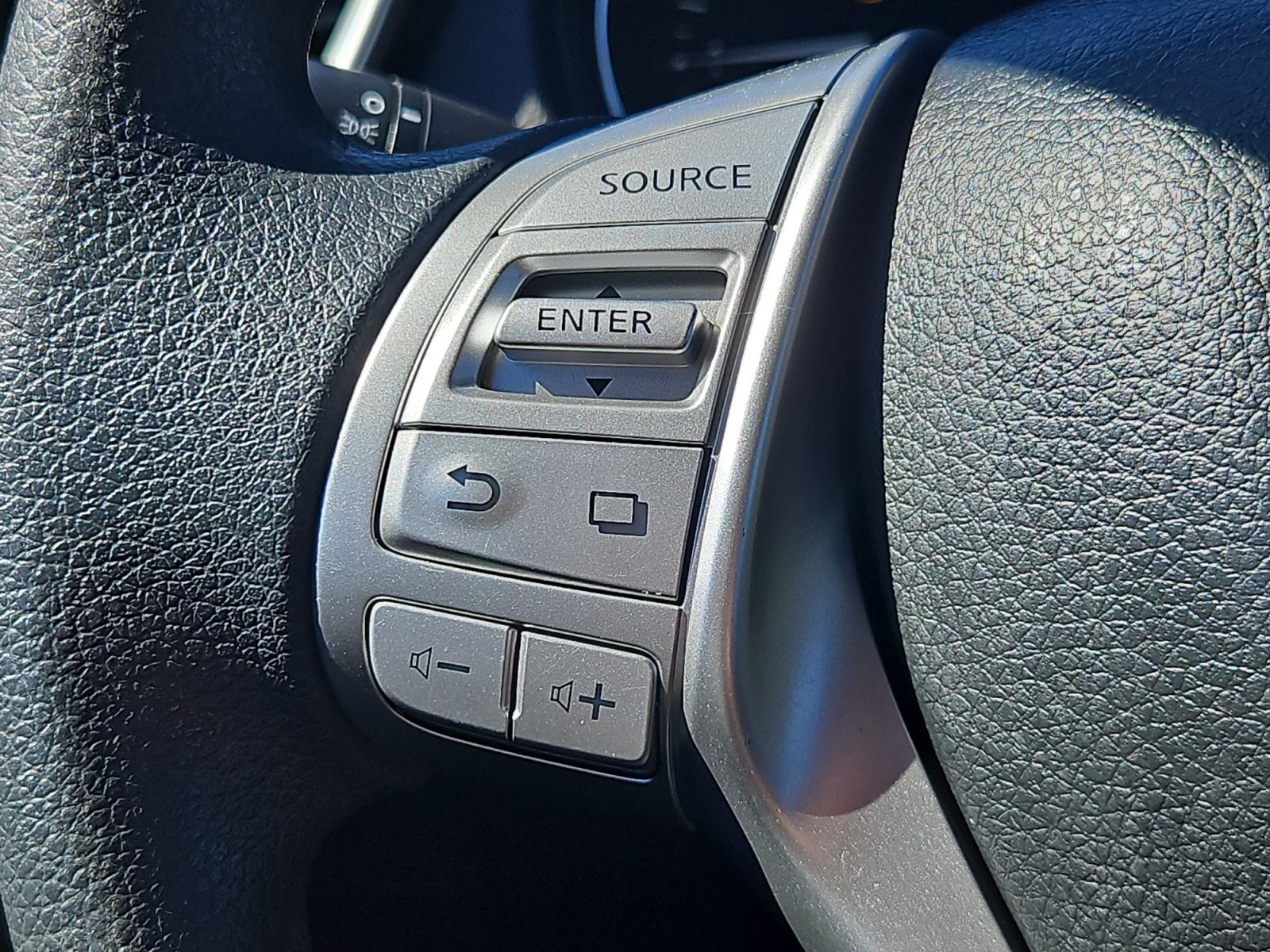 Used 2015 Nissan Rogue S FWD image 18