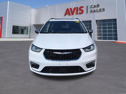 Used 2023 Chrysler Pacifica Limited image 2