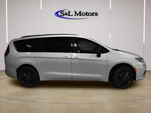 New 2026 Chrysler Pacifica Select w/ S Appearance Package AWD/4WD image 7