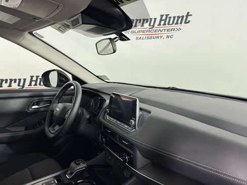 Used 2025 Nissan Rogue SV image 30