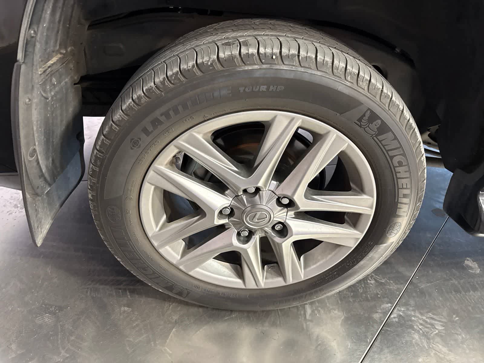 Used 2013 Lexus LX 570 4WD w/ Luxury Pkg w/Pre-crash image 4