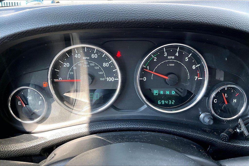 Used 2014 Jeep Wrangler Unlimited Sahara w/ Connectivity Group AWD/4WD image 13