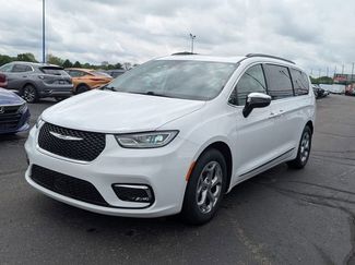 Used 2023 Chrysler Pacifica Limited FWD video 3