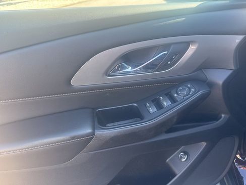 Used 2021 Chevrolet Traverse LT image 16