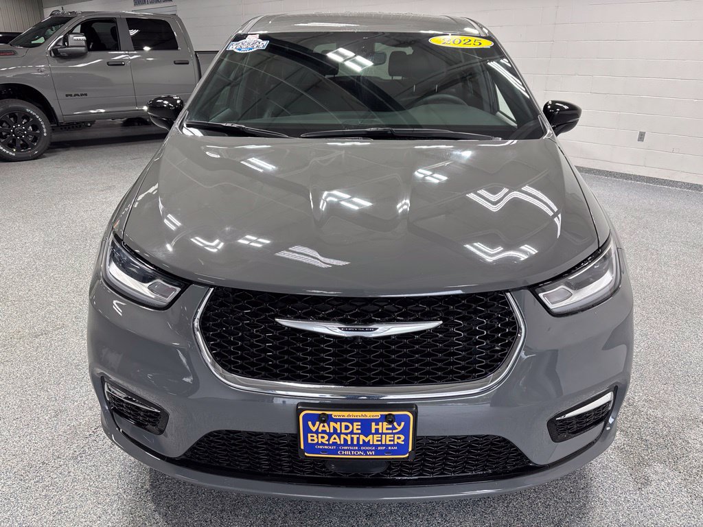 Used 2025 Chrysler Pacifica Select FWD image 2