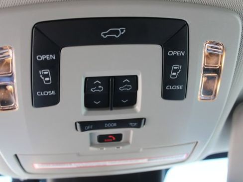 Used 2023 Toyota Sienna XLE w/ XLE Plus Package FWD image 28