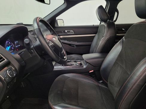 Used 2018 Ford Explorer XLT w/ Equipment Group 202A AWD/4WD image 17