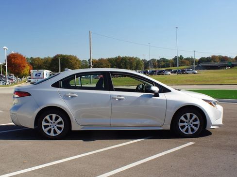 Used 2022 Toyota Corolla LE image 18