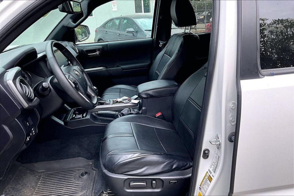 Used 2023 Toyota Tacoma TRD Off-Road w/ Black Out Package (TMS) AWD/4WD image 9
