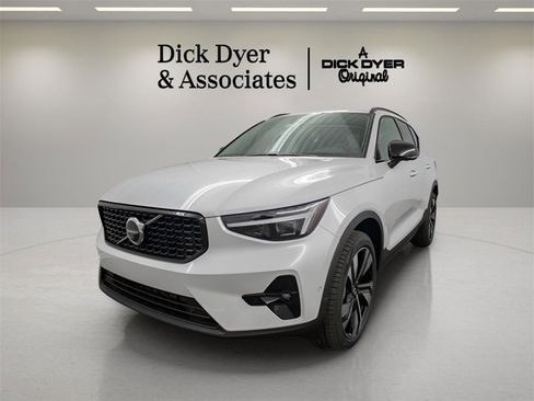 Certified 2025 Volvo XC40 B5 Plus image 6