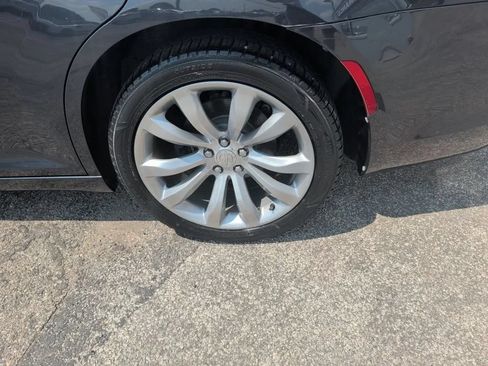 Used 2018 Chrysler 300 Limited RWD image 9