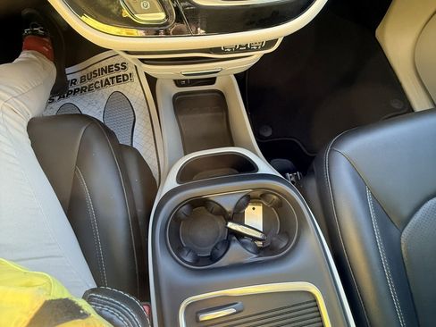 Used 2024 Chrysler Pacifica Touring-L image 25