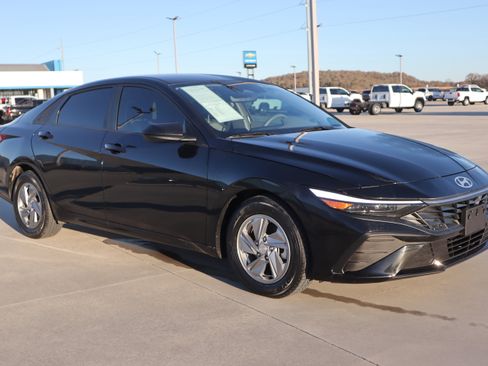 Used 2024 Hyundai Elantra SE image 4