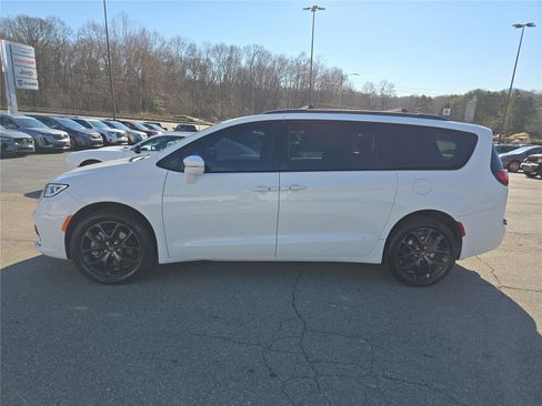 Used 2022 Chrysler Pacifica Touring-L w/ S Appearance Package image 8