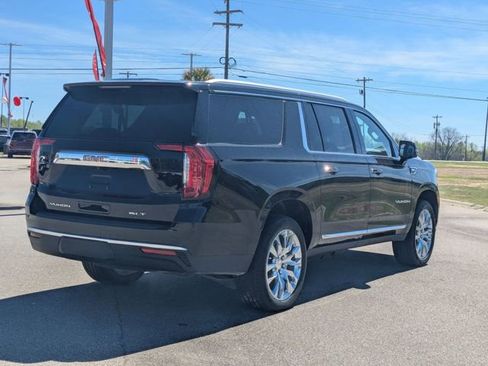 Used 2022 GMC Yukon XL SLT w/ SLT Premium Package image 3