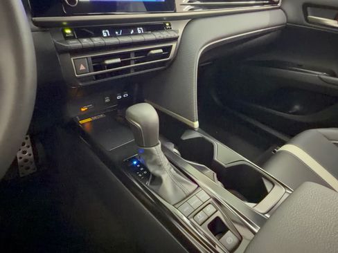 Used 2025 Toyota Camry SE w/ Convenience Package FWD image 21