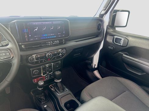 Used 2025 Jeep Wrangler Unlimited Rubicon AWD/4WD image 21