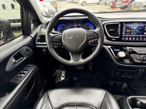 Used 2020 Chrysler Pacifica Touring-L Plus image 18