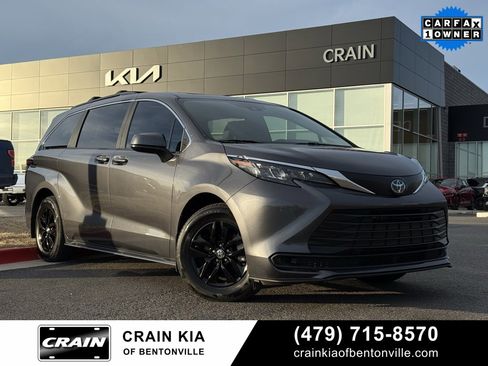 Used 2025 Toyota Sienna LE image 1