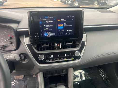 Used 2025 Toyota Corolla Cross LE image 18