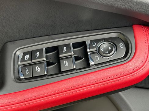 Used 2025 Porsche Macan image 13