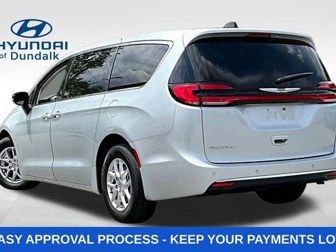 Used 2024 Chrysler Pacifica Touring-L FWD image 5