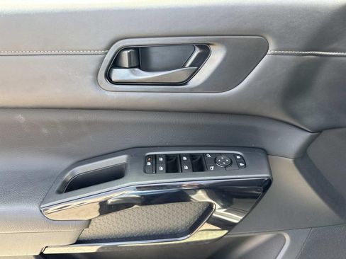 Used 2025 Nissan Pathfinder SV FWD image 19