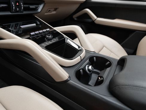 Certified 2025 Porsche Cayenne AWD/4WD image 24