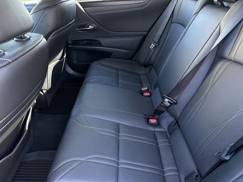 Used 2023 Lexus ES 300h Ultra Luxury image 18