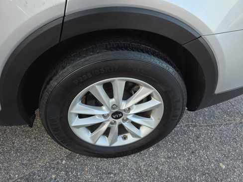 Used 2020 Kia Sorento LX FWD image 31