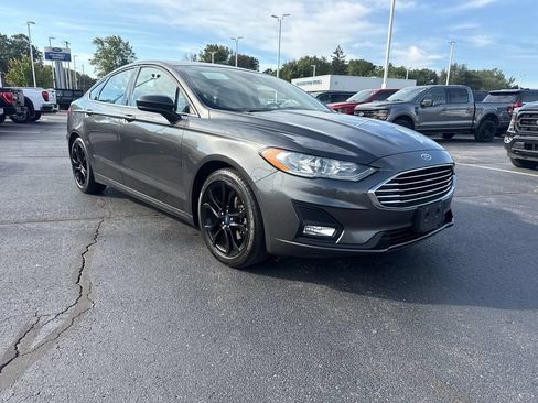 Used 2019 Ford Fusion SE w/ Equipment Group 151A FWD image 4