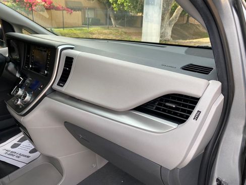 Used 2020 Toyota Sienna LE w/ LE Preferred Package image 55