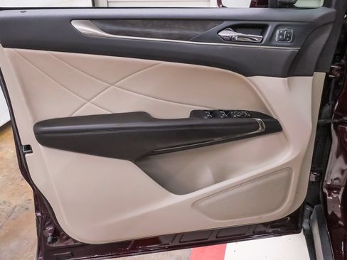 Used 2018 Lincoln MKC Reserve FWD image 25