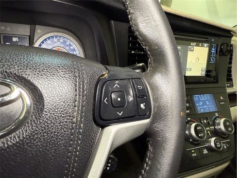 Used 2017 Toyota Sienna XLE Premium image 32