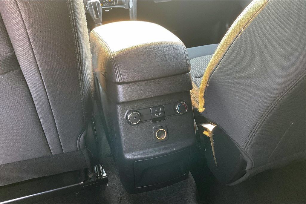 Used 2018 Ford Explorer XLT w/ Equipment Group 201A FWD image 31
