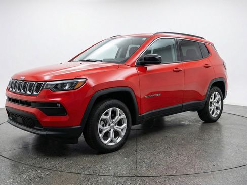 Used 2025 Jeep Compass Latitude AWD/4WD image 3
