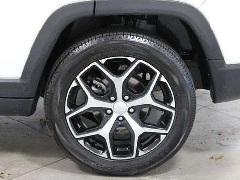 Used 2024 Jeep Compass Latitude AWD/4WD image 15