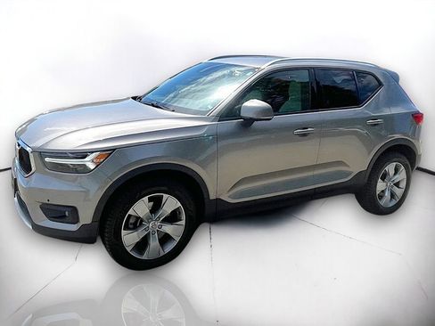Used 2022 Volvo XC40 T4 Momentum FWD image 2